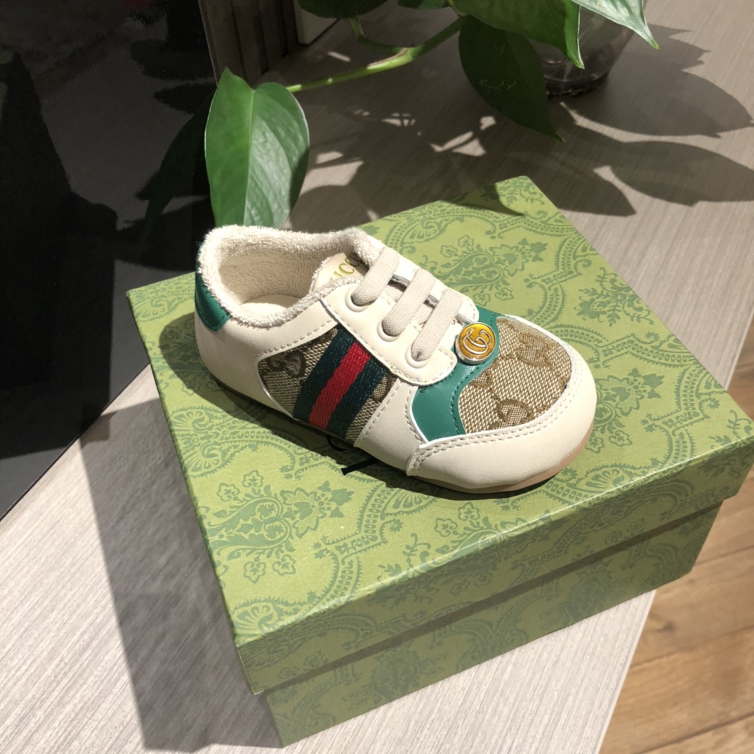 Children's shoes child